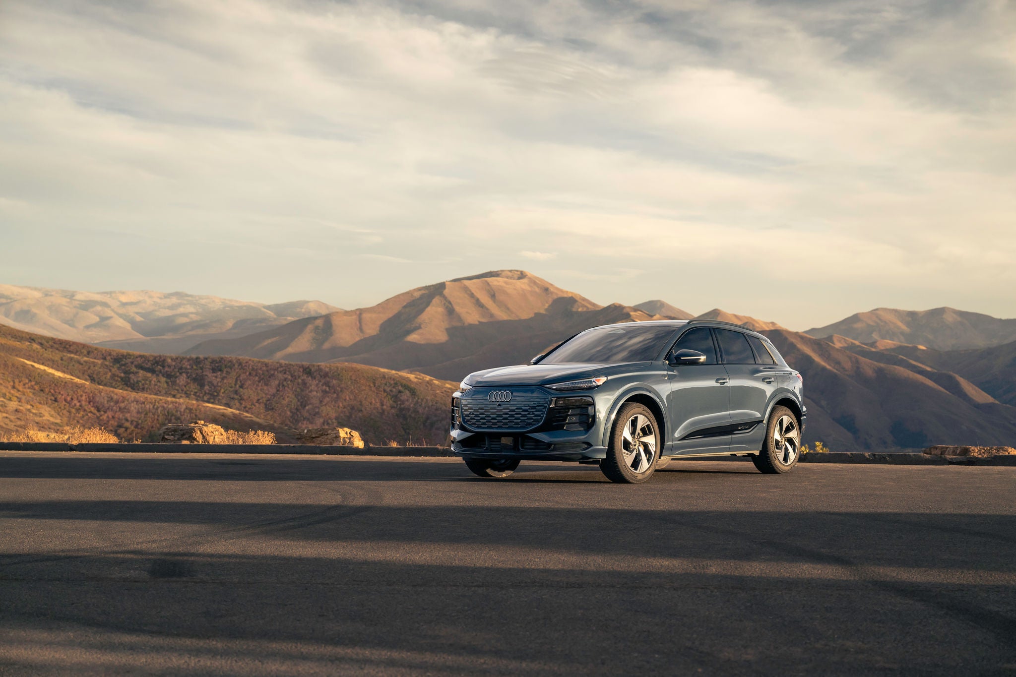 Right profile view of an Audi Q8 e-tron parked.